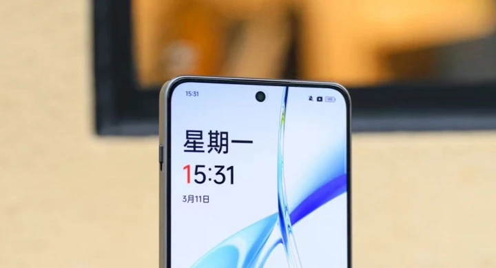 OnePlus Ace 3V впервые на живых фото: что по рамкам?