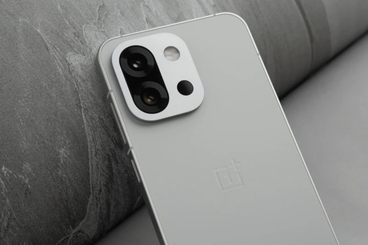 OnePlus 13s украл фишку Nothing Phone (3a)! Или всё гораздо проще?