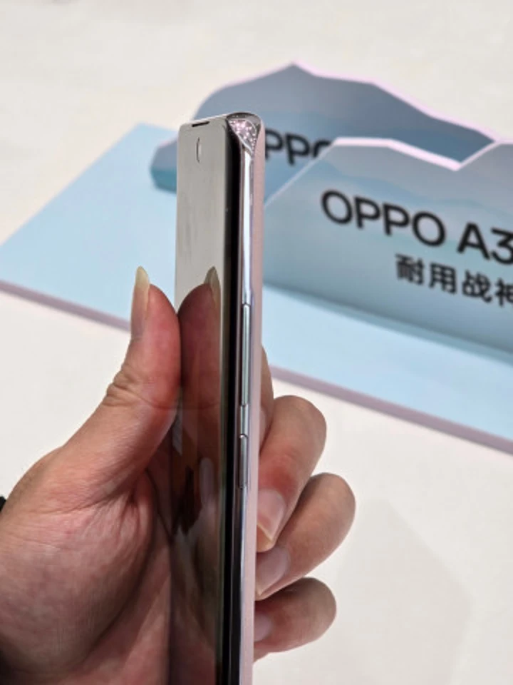 OPPO A3 Pro уже на прилавках: живые фото и детали начинки