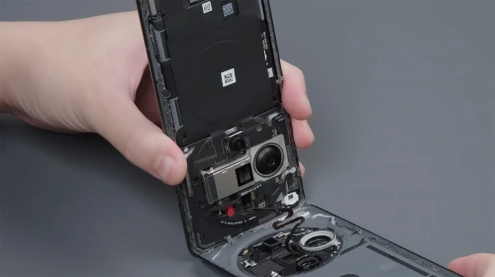 OPPO Find X7 Ultra разобрали на видео: два перископа крупным планом