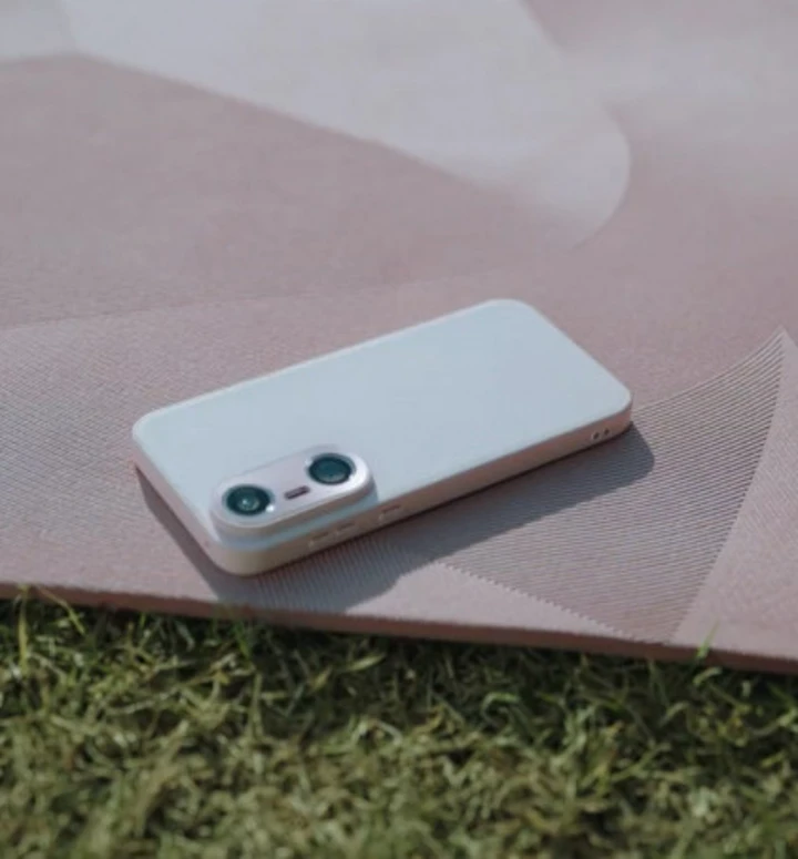 OPPO показала в рекламе загадочный компакт с парой камер: OnePlus 13T?