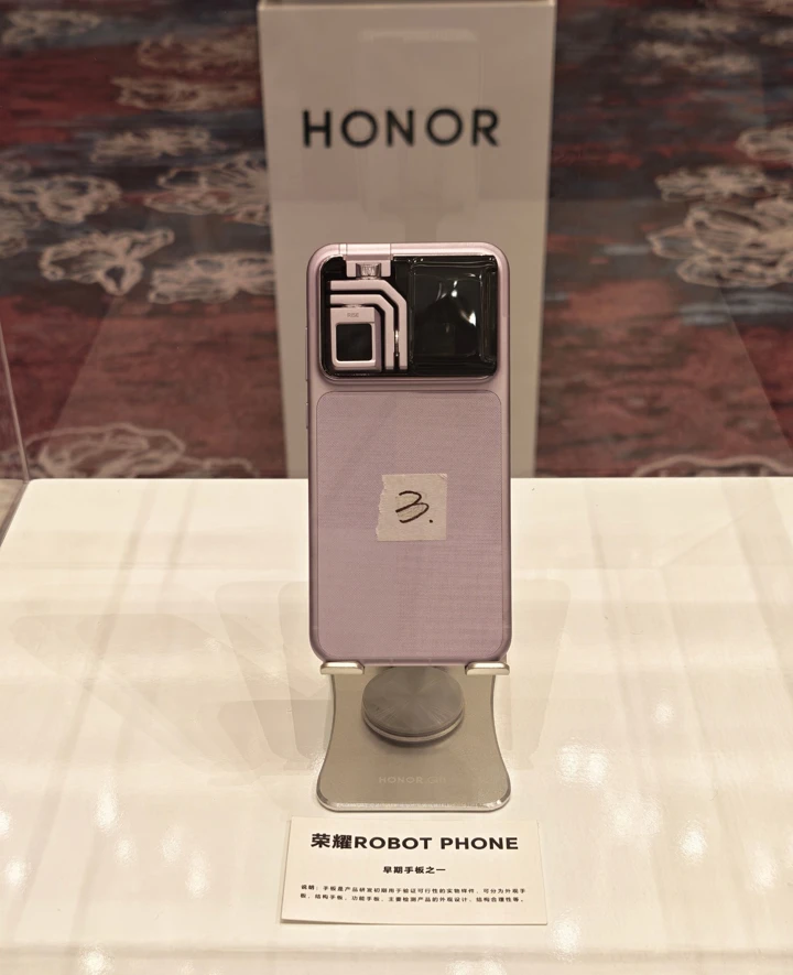Пять прототипов Honor Robot Phone выставили на витрину в Китае