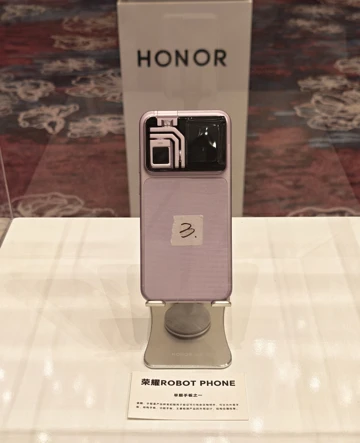 Пять прототипов Honor Robot Phone выставили на витрину в Китае