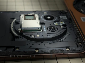 Первые кадры Realme GT5 Pro без крышки и ручной замер яркости