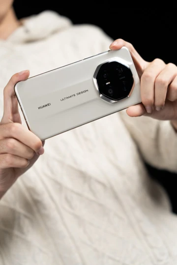 Первые секреты Huawei Mate 80 RS: новый зум и керамика?