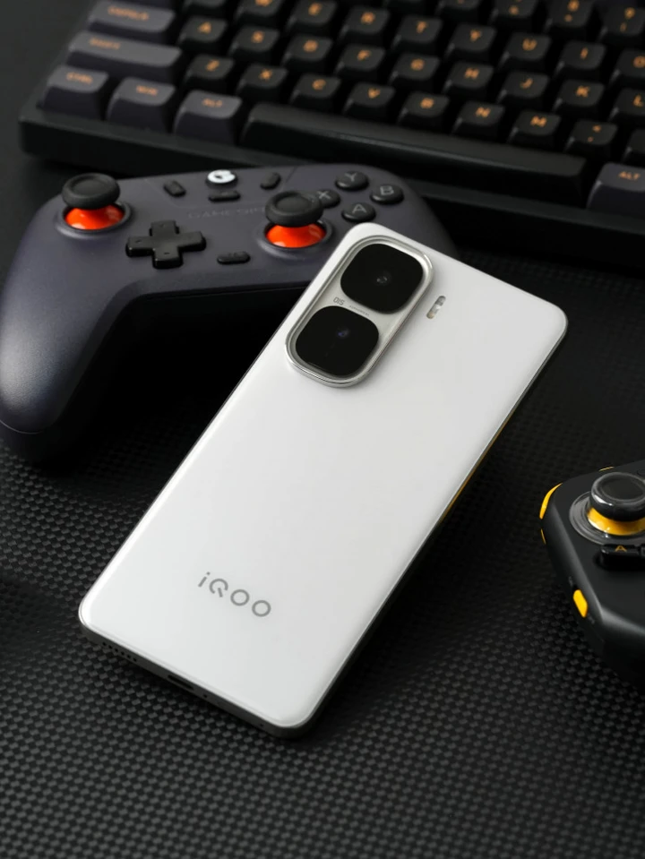 Новые секреты iQOO Neo 11: большой апгрейд и отказ от пластика