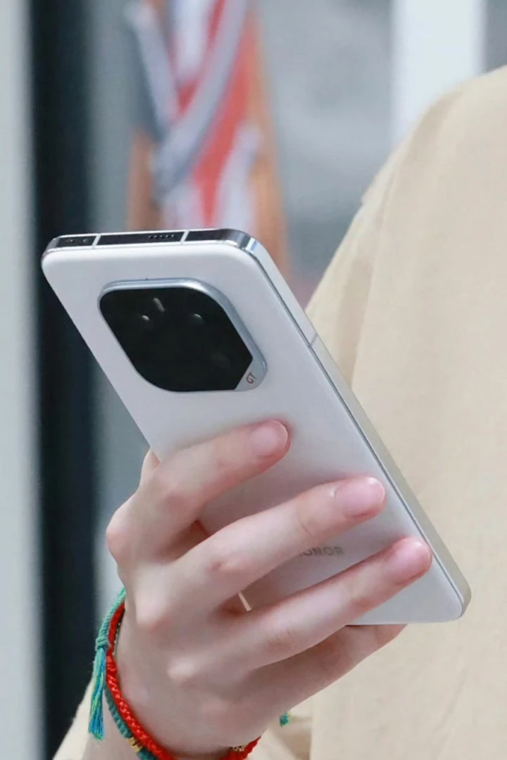 Первые живые фото Honor GT Pro, пресс-рендеры и все наборы памяти