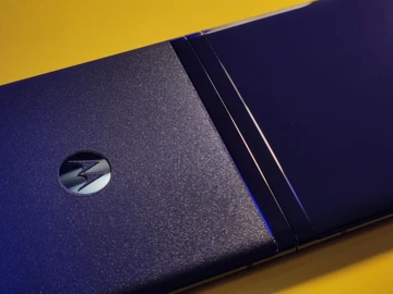 Первые живые фото Motorola Razr 50 Ultra: новый Flip-король?