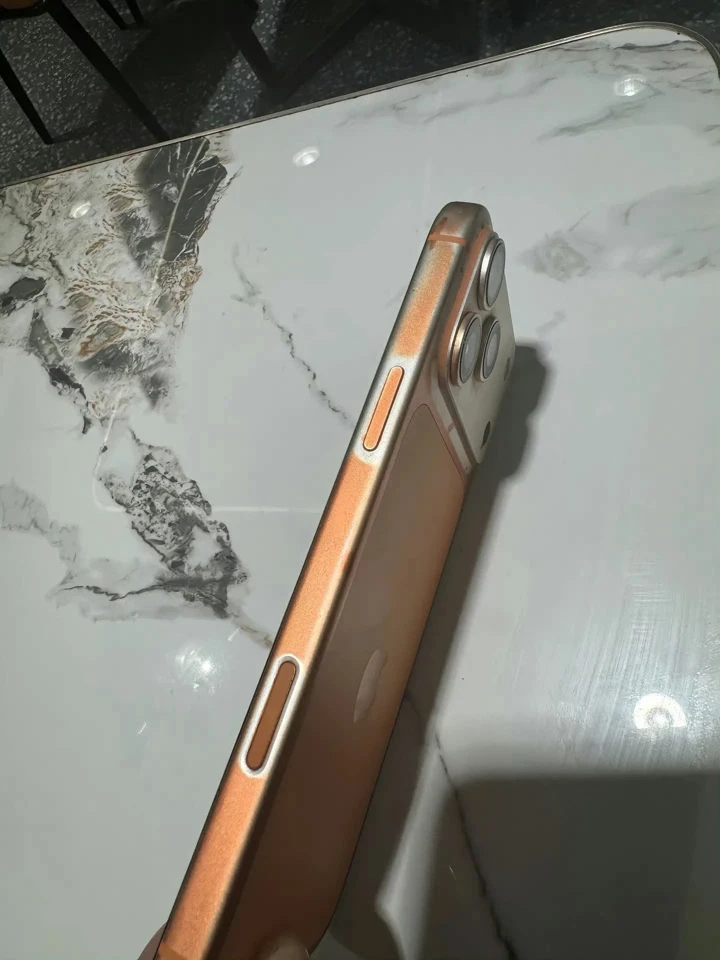 Пользователь стёр краску iPhone 17 Pro влажной салфеткой. Или нет?