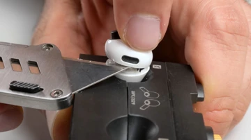 Проще выбросить: iFixit оценили ремонтопригодность AirPods Pro 3