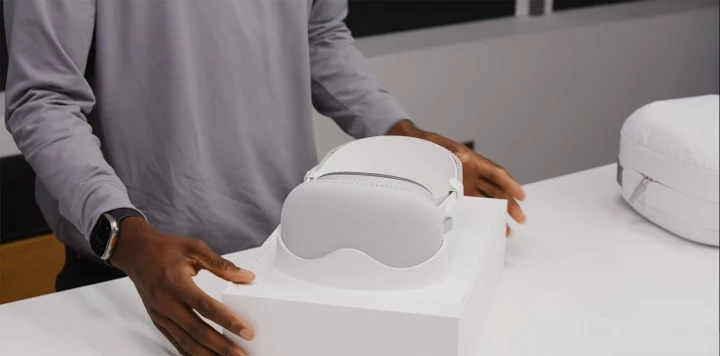 Распаковка Apple Vision Pro на видео: неэкологичность и жадность