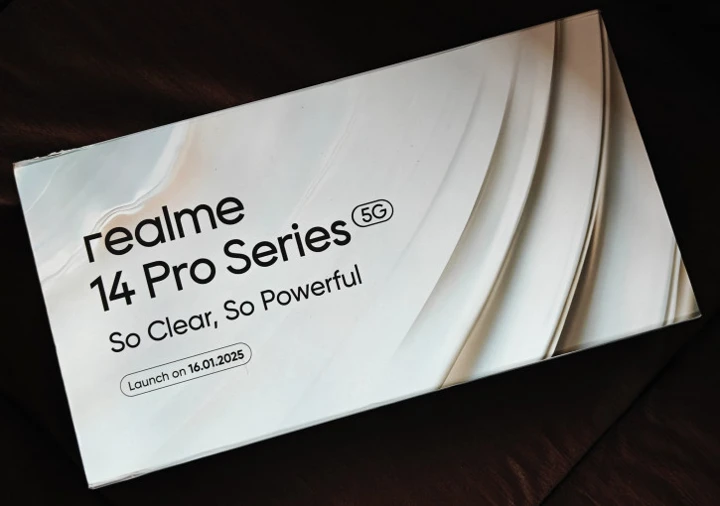 Распаковка комплекта для прессы с Realme 14 Pro+ на фото и видео