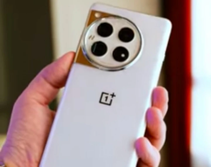 Распаковка OnePlus 12 с новейшей камерой Hasselblad от mobiltelefon.ru