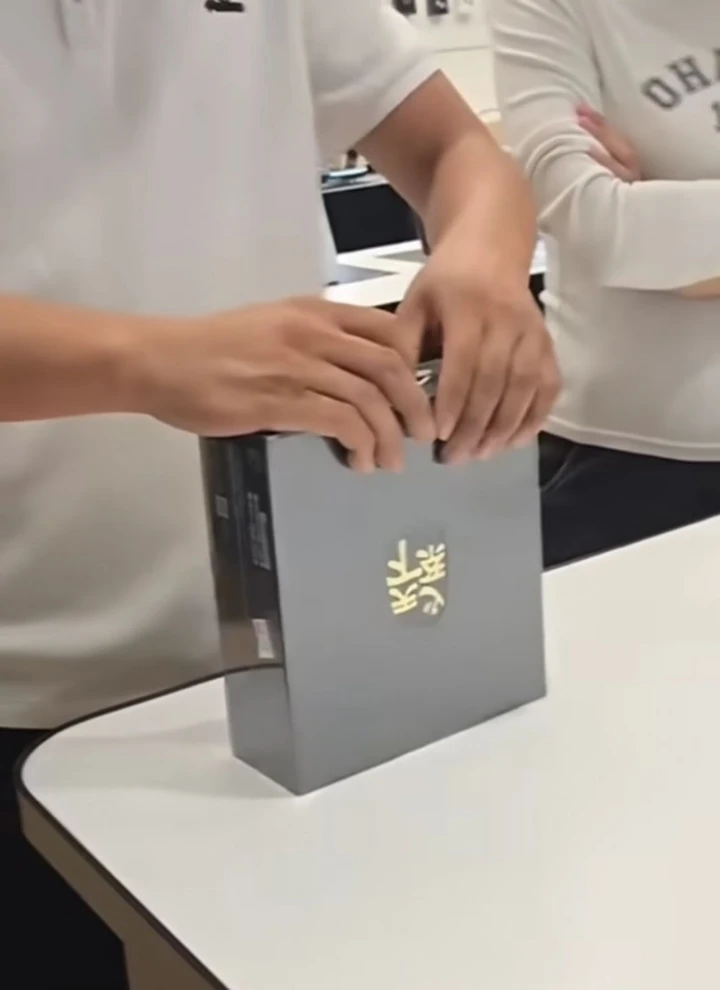 Распаковка Samsung Galaxy Z Fold Special Edition (W25) на видео