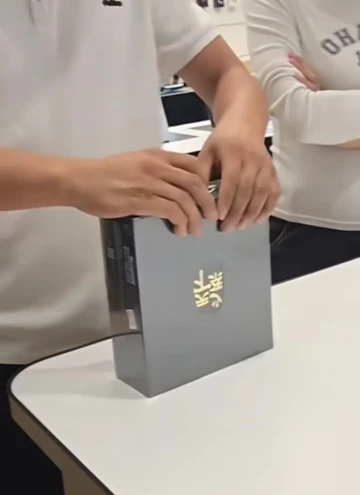 Распаковка Samsung Galaxy Z Fold Special Edition (W25) на видео