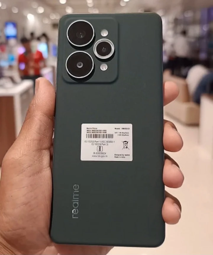 Realme 15 Pro показали на первых фото, раскрывающих секреты начинки