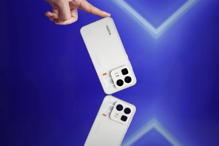 Рекордсмен во всей красе: живые фото Realme Neo 8