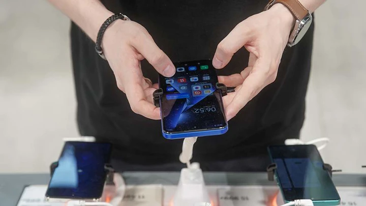 Рынок смартфонов России рухнул почти на 25% в 2025 году