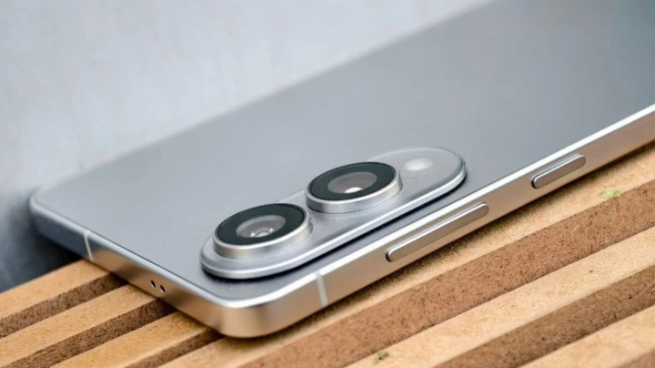 Samsung S26 Edge получит увеличенную батарею, но станет ещё тоньше?