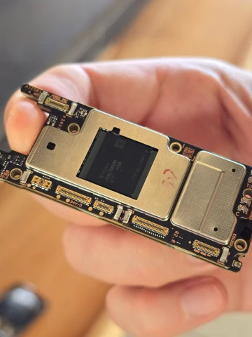 Шпионские фото ASUS ROG Phone 9 Pro и его внутренностей до анонса