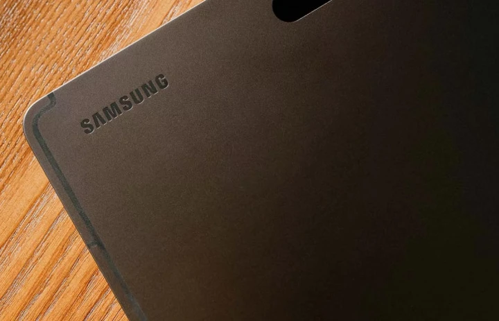 Сотрудник Samsung проболтался о девайсе с рекордными 8 годами апдейтов