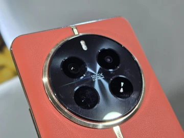 Спецверсия Realme 12 Pro+ в красном цвете показали на живых фото