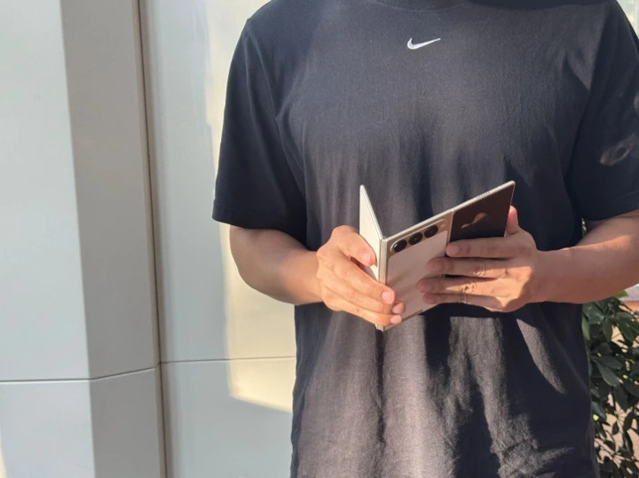 Tecno опередила Samsung, показав первую G-образную трикладушку