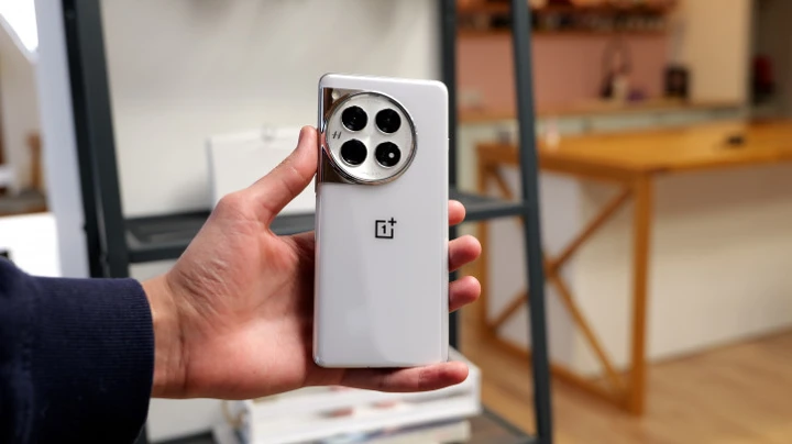 Обзор OnePlus 12: неплохой флагман, ему просто не повезло