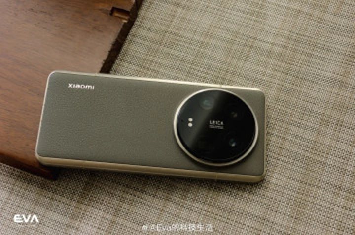 Титановый Xiaomi 14 Ultra поступил в продажу: большая подборка фото