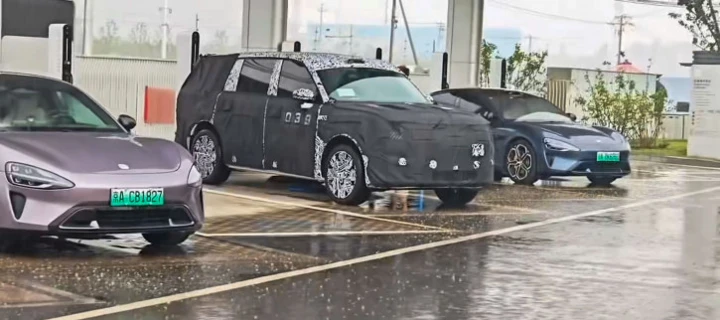 Третий после SU7 и YU7? В Пекине засняли новое авто Xiaomi в камуфляже