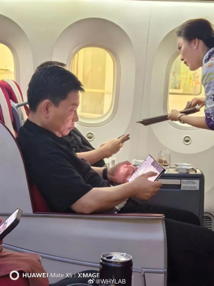 Тройную раскладушку Huawei засняли в руках бывшего главы компании