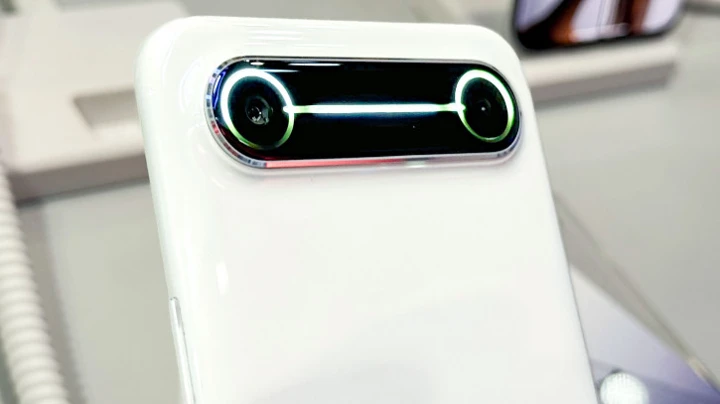 Ультратонкий Tecno Spark Slim показали вживую на MWC 2025