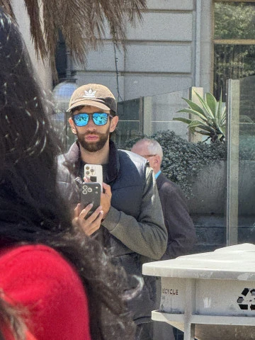 Упс! Реальный iPhone 17 Pro заснят в руках тестера с охранником