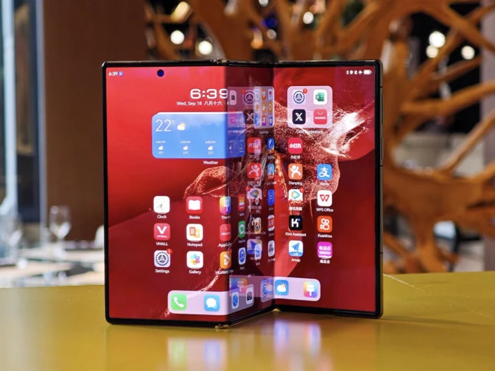 Успех? Продажи Huawei Mate XT превысили 400 000 штук