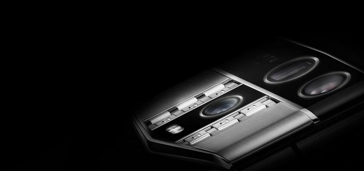 Vertu Agent Q: кожа, дерево, керамика, рубин, кречет и уникальный экран