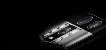 Vertu Agent Q: кожа, дерево, керамика, рубин, кречет и уникальный экран