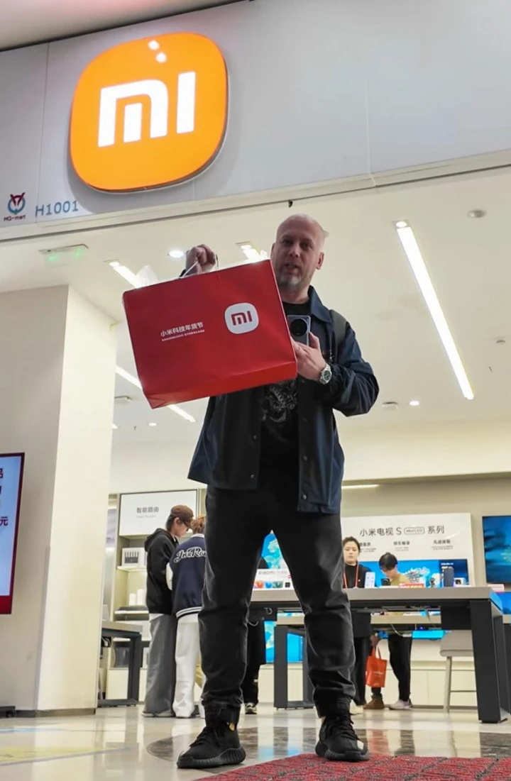 ВИДЕО: что дарит Xiaomi при покупке смартфона в Китае