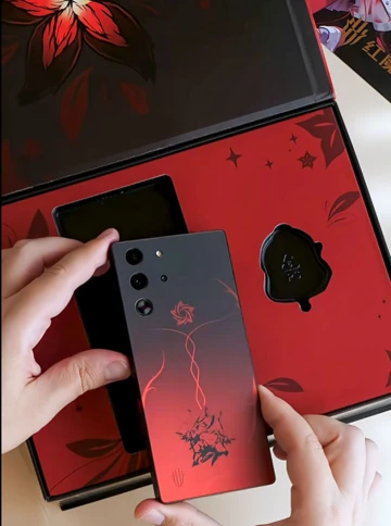 ВИДЕО: распаковка лимитки Red Magic 10S Pro с щедрым комплектом