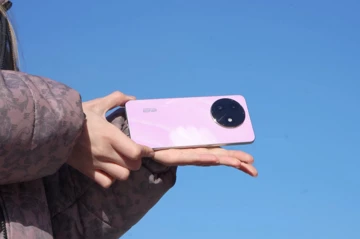 ВИДЕО: обзор Itel S24 – хамелеон за недорого с множеством плюшек