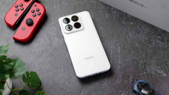 ВИДЕО: обзор Meizu 22 – удобный компакт с честными камерами