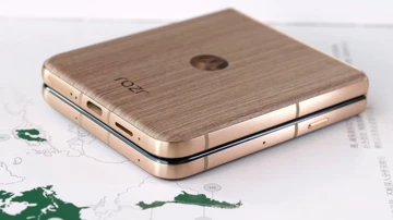 ВИДЕО: обзор Motorola Razr 60 Ultra – дарящий эмоции Flip из дерева