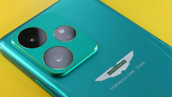 ВИДЕО: обзор Realme GT 7 Dream Edition – Aston Martin для народа?