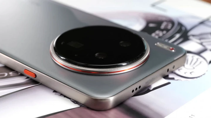 ВИДЕО: обзор Tecno Camon 40 Premier – конкурентам и не снилось?