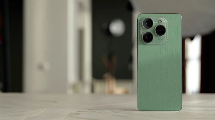 ВИДЕО: обзор Tecno Spark 20 Pro - редкий гость с IPS и 3,5 мм