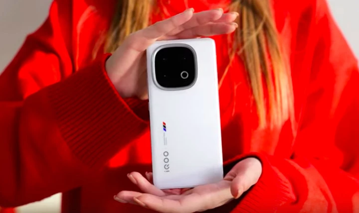 ВИДЕО: распаковка iQOO 13 для России и сравнение с китайской версией