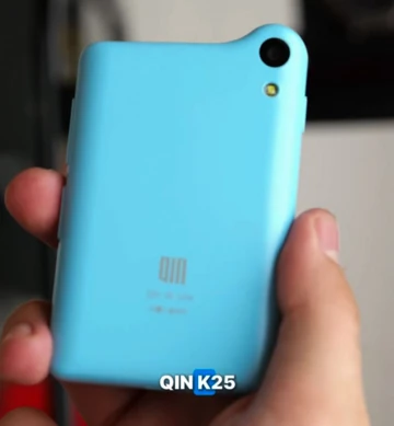 ВИДЕО: распаковка Qin K25 – милый микро-смартфон с экраном iPhone 4S