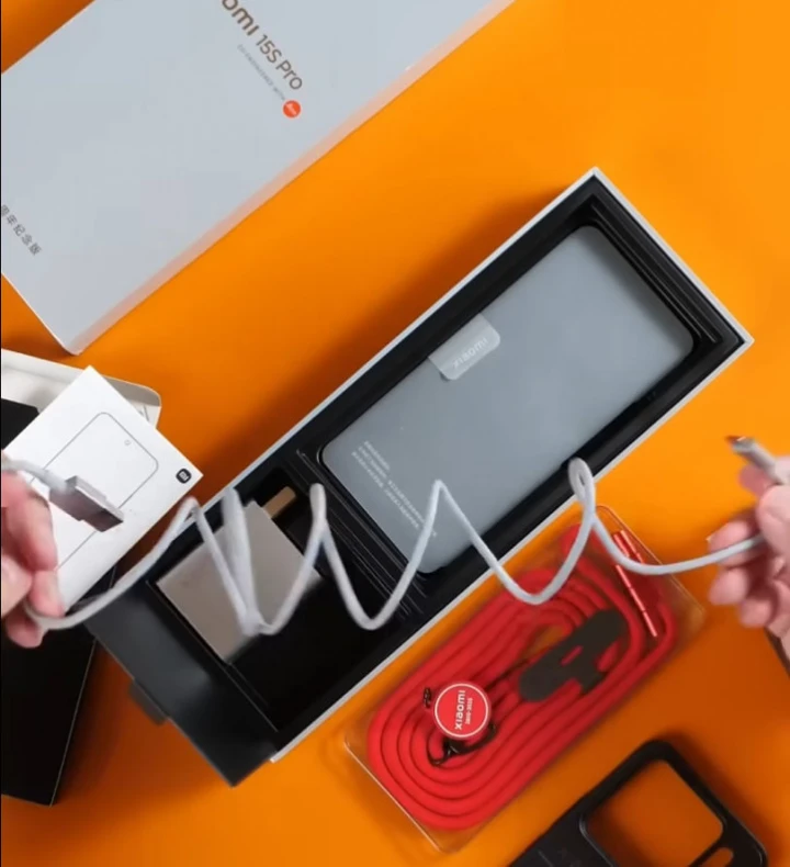 ВИДЕО: распаковка Xiaomi 15S Pro – особая модель требует особой подачи