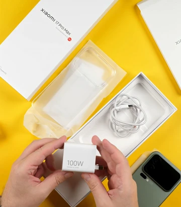 ВИДЕО: распаковка Xiaomi 17 Pro Max – абсолютное унижение Apple?