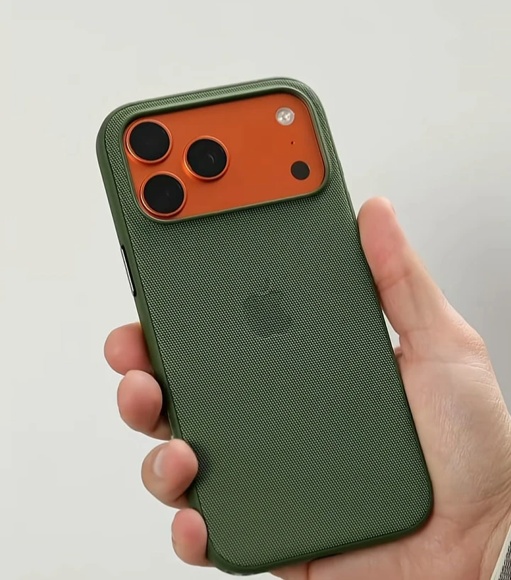 ВИДЕО: сравнение оригинальных чехлов для iPhone 17 Pro Max