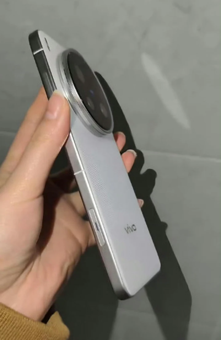 Vivo X200 Ultra с гигантской "шайбой" на первых качественных фото